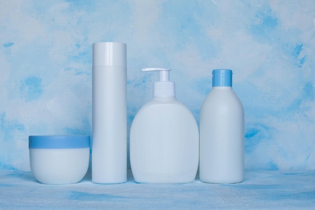 Um conjunto de recipientes de plástico branco Modelo de garrafa de embalagem para cosméticos anti-sépticos com detergentes e produtos de limpeza químicos para produtos médicos e cosméticos