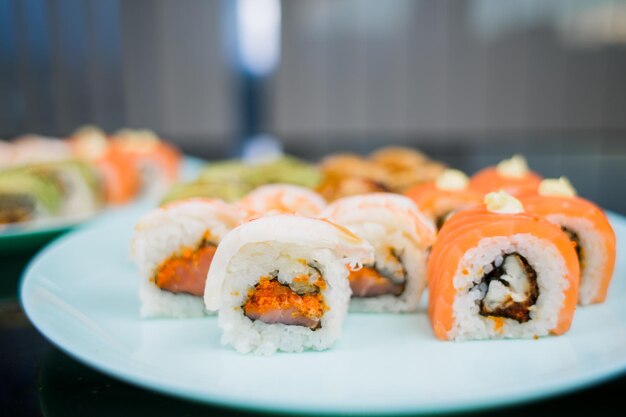 Um conjunto de rolos de sushi com salmão de camarão abacate e enguia