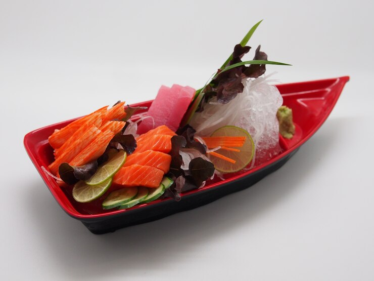 Foto um conjunto de sashimi feito de peixe cru.
