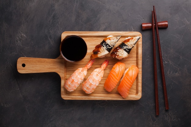 Um conjunto de sushi com salmão, camarão e enguia.