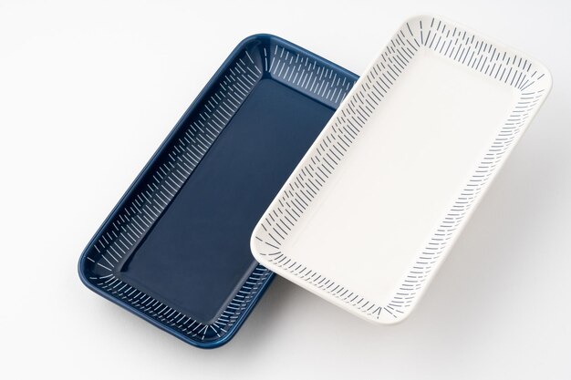 Um conjunto de utensílios de cozinha de cerâmica de luxo azul e branco em um fundo branco