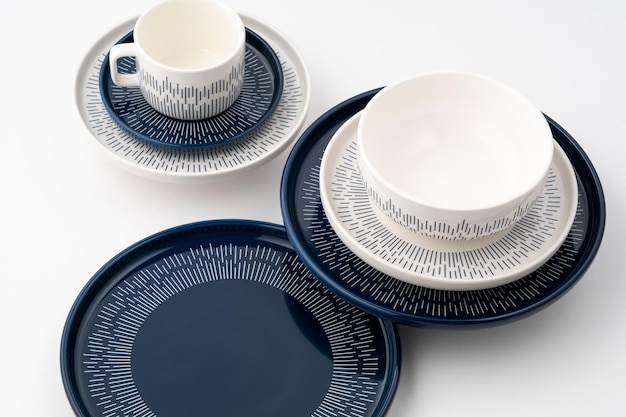 Um conjunto de utensílios de cozinha de cerâmica de luxo azul e branco em um fundo branco