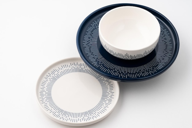 Um conjunto de utensílios de cozinha de cerâmica de luxo azul e branco em um fundo branco