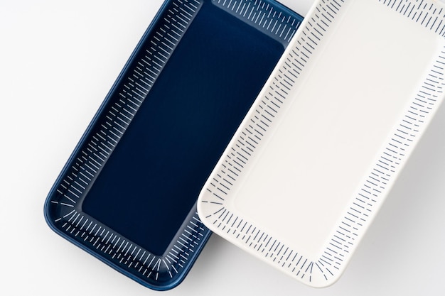 Um conjunto de utensílios de cozinha de cerâmica de luxo azul e branco em um fundo branco