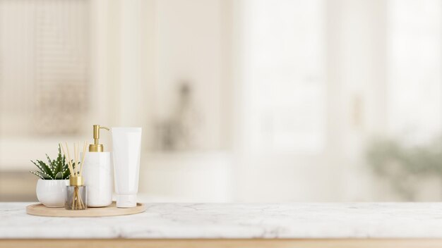 Um conjunto de utensílios de higiene de luxo é colocado em uma mesa de mármore branco de luxo em um banheiro branco