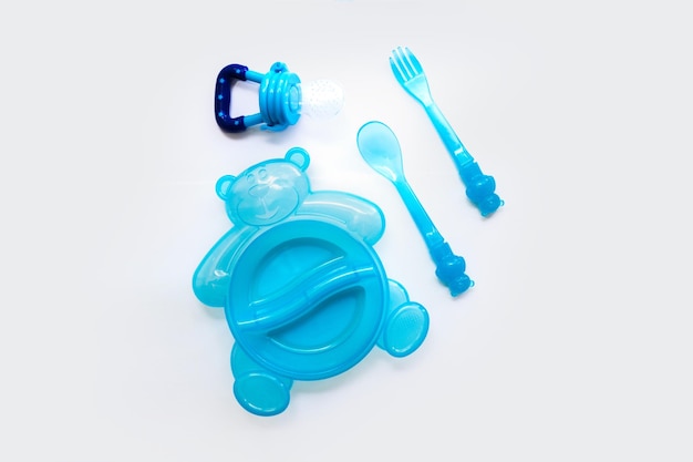 Foto um conjunto de utensílios de plástico infantil para alimentação