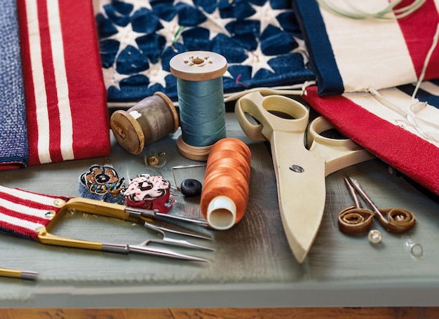 Um conjunto de várias ferramentas vermelhas diferentes para trabalhar inclui o fundo da bandeira dos EUA do martelo