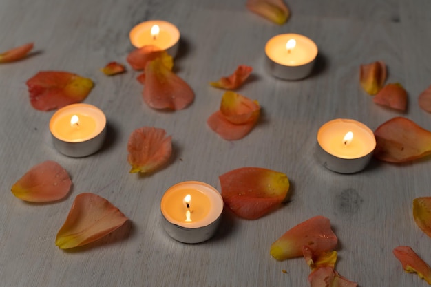 Um conjunto de velas e pétalas de rosa aromaterapia e relaxamento no spa e em casa