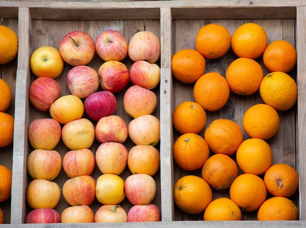 Um conjunto de vitaminas A caixas com maçãs e laranjas