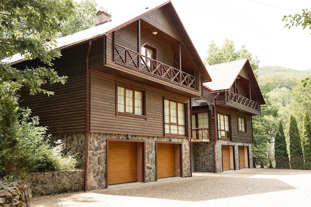 Um conjunto habitacional de casas de madeira modernas