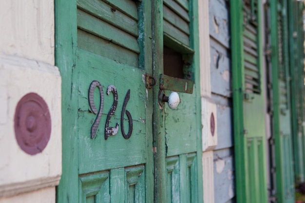 Um conjunto rústico de portas e persianas no bairro francês de Nova Orleans, EUA