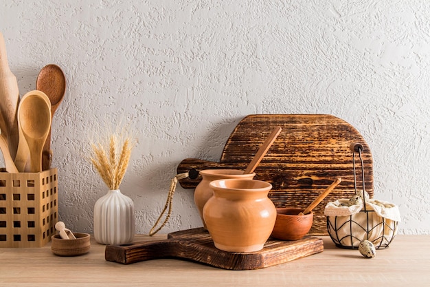 Foto um conjunto tradicional de utensílios de cozinha na bancada de madeira de uma cerâmica de fazenda rústica pratos de cerâmica de madeira cozinha ecologicamente limpa