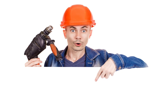 Um construtor alegre tem uma broca na mão em um fundo branco isolado