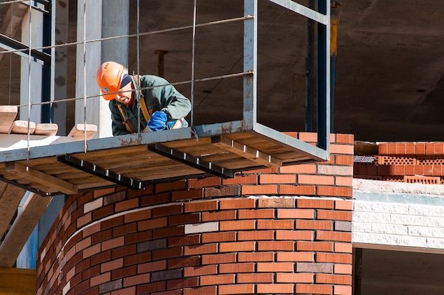 um construtor projeta a parede de uma nova casa