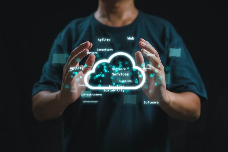 Um consultor comercializa recursos e serviços de computação em nuvem que permitem acesso remoto e armazenamento de dados e aplicativos para soluções de negócios flexíveis e econômicas