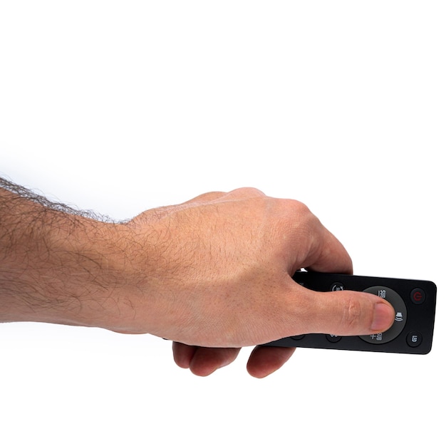 Um controle remoto de TV moderno na mão masculina isolado no fundo branco