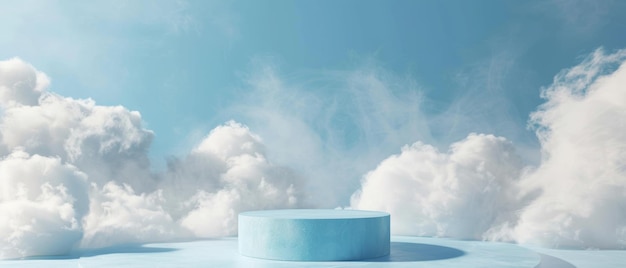 Um convidativo pódio azul claro fica sob um céu calmo cercado por nuvens macias e fofas, oferecendo uma plataforma de sonho para exibir produtos