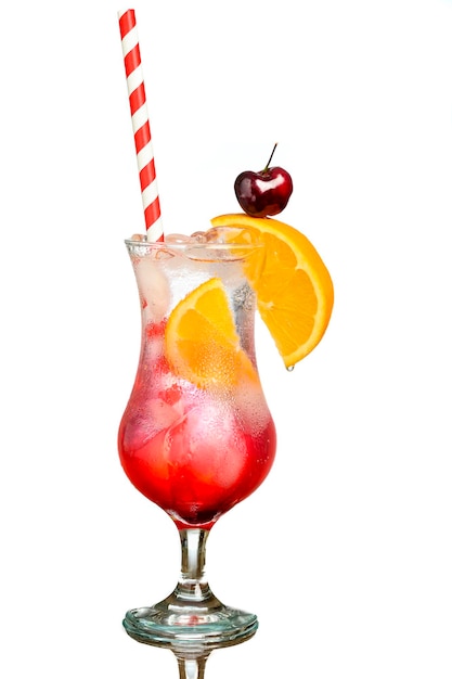 Um copo com coquetel vermelho decorado com laranja e cereja com um canudo dentro do copo l