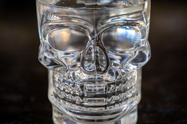 Foto um copo com um crânio e as palavras ossos nele.
