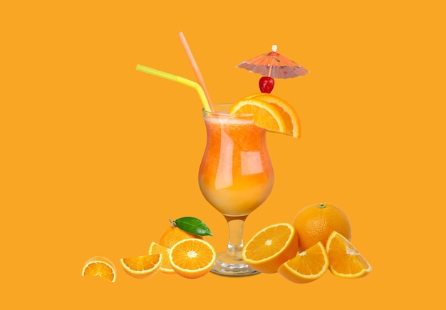 Um copo convidativo de suco de laranja com fatias simbolizando frescura e doçura natural de citrinos