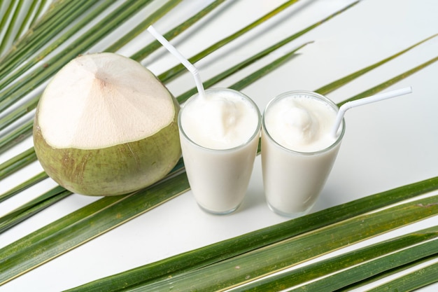 Um copo de água de coco doce fragrância de coco 1