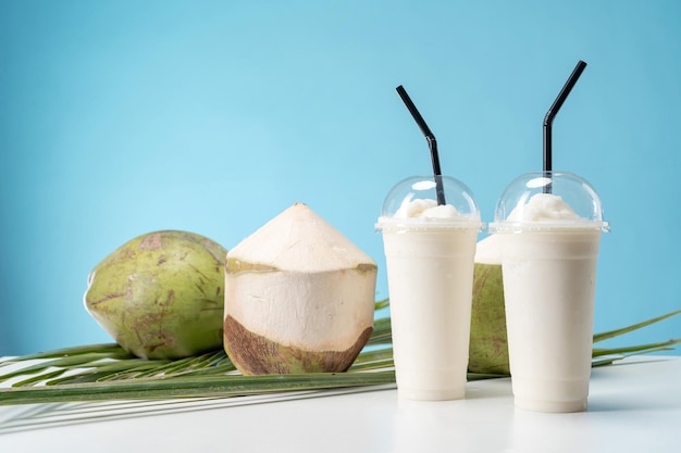 Um copo de água de coco doce fragrância de coco