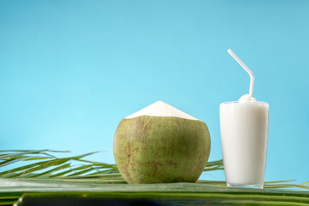 Um copo de água de coco doce fragrância de coco