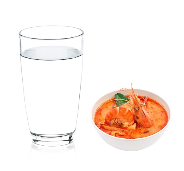 Um copo de água e Tom Yum GoongThai Cuisine