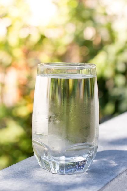 um copo de água fria no fundo da natureza para Refreshing