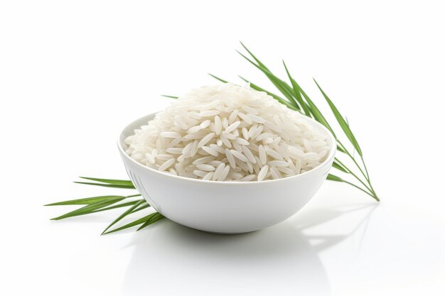 Um copo de arroz isolado em fundo branco