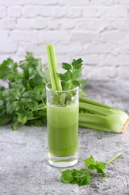 Um copo de batido de aipo feito na hora. uma bebida desintoxicante para quem se preocupa com a saúde