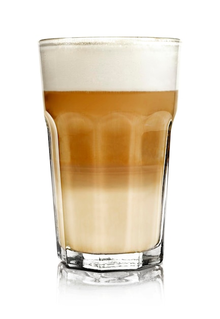 Um copo de café contra um fundo branco