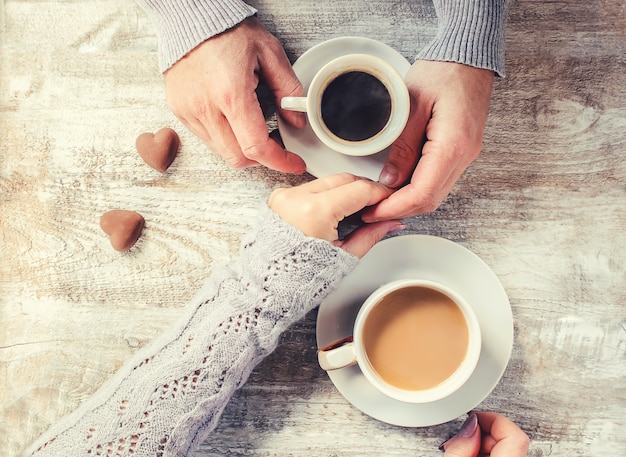 Um copo de café. Foco seletivo. Casal.