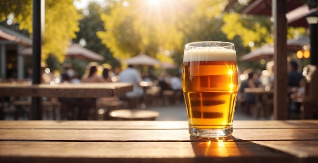 Foto um copo de cerveja está em uma mesa em um restaurante ao ar livre com pessoas jantando ao fundo