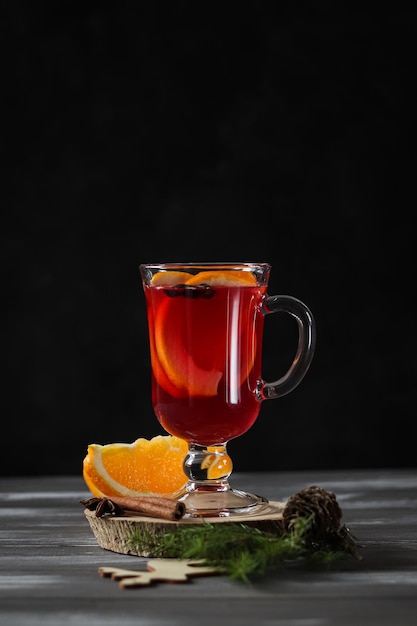 Um copo de chá com uma rodela de laranja