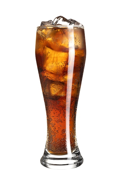 Um copo de cola gelada isolado em fundo branco
