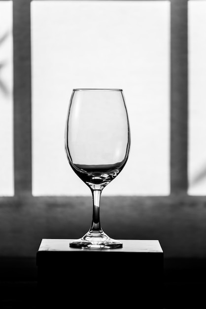 Um copo de elegância de vinho de vidro compartilhando um jantar vertical