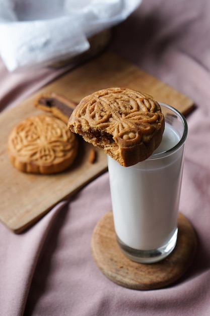 Um copo de leite e um delicioso bolo de lua tradicional