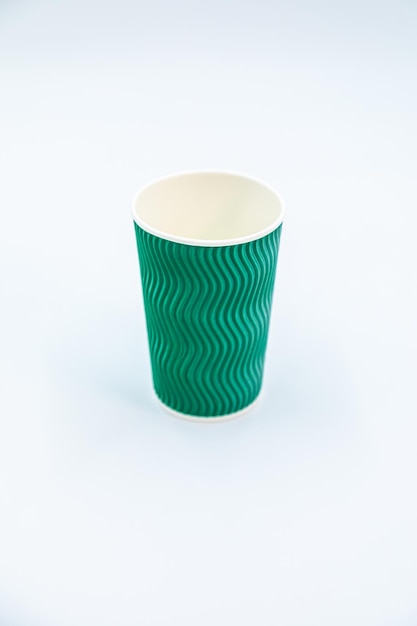 Foto um copo de papel verde com um padrão ondulado na lateral