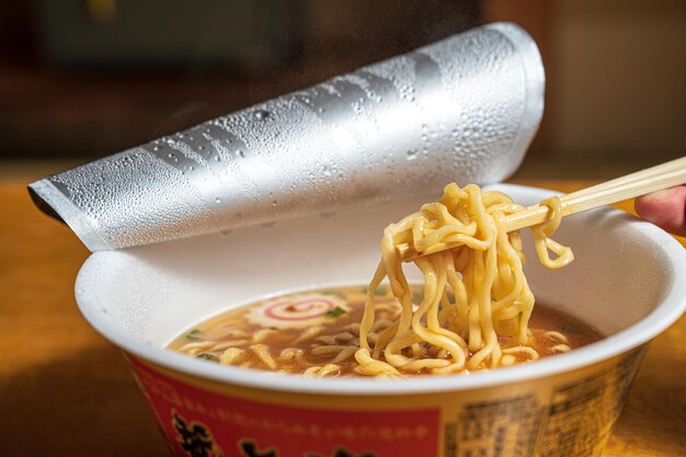 Um copo de ramen com uma tampa que diz 'ramen'on it