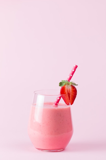 Um copo de smoothie de morango fresco