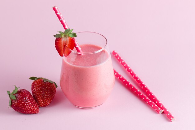 Um copo de smoothie de morango fresco