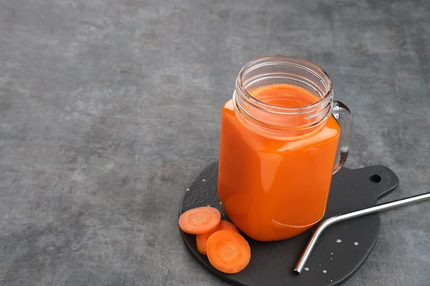Um copo de suco de cenoura fresco muito bom para a saúde Conceito saudável