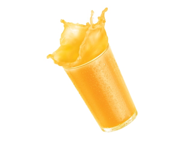 Um copo de suco de laranja com um esguicho