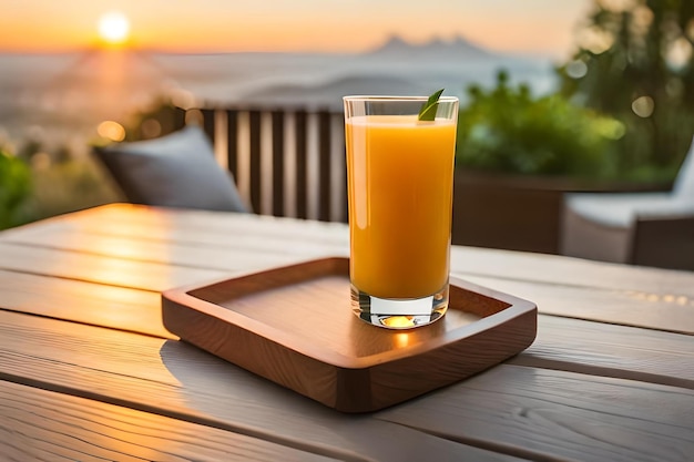 um copo de suco de laranja em uma bandeja com o pôr do sol ao fundo.