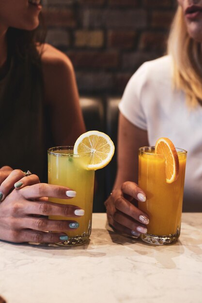 Um copo de suco de laranja saboroso