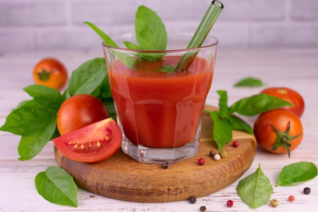 Um copo de suco de tomate com especiarias. Fechar-se.