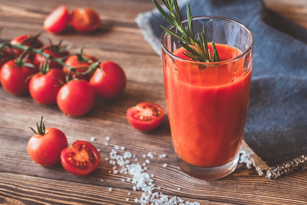 Um copo de suco de tomate