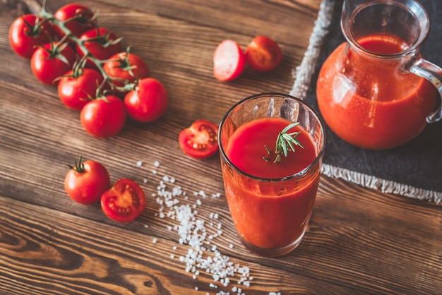 Um copo de suco de tomate