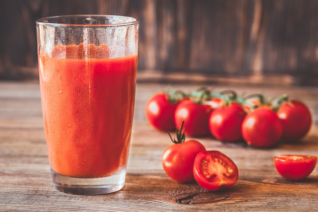 Um copo de suco de tomate